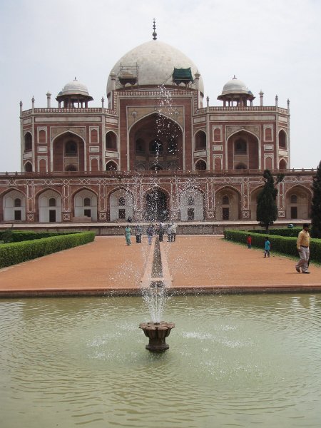 humayun graf.jpg - Het laatste bouwwerk wat we bezoeken is het grafmonument van Humayun, de tweede heerser van het mogol rijk.Gebouwd werd het door zijn zoon, Akbar, die later Fatehpur Sikri zou bouwen.